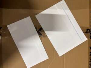 Carton de 625 enveloppes blanches – 310 grandes + 315 petites
