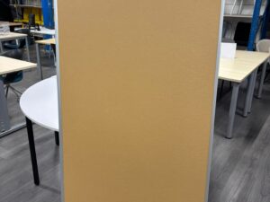 Grand tableau d’affichage en liège avec rebord métallique – 180 × 90 cm