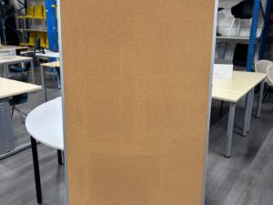 Grand tableau d’affichage en liège avec rebord métallique – 180 × 90 cm