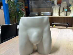Fessier de mannequin homme en fibre de verre gris clair mat – H37 cm