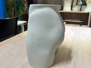 Fessier de mannequin homme en fibre de verre gris clair mat – H37 cm