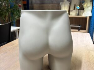 Fessier de mannequin homme en fibre de verre gris clair mat – H37 cm
