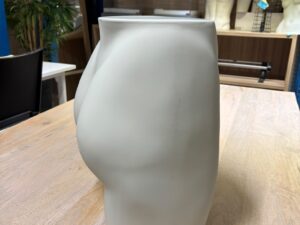 Fessier de mannequin homme en fibre de verre gris clair mat – H37 cm