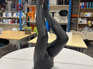 Jambe de présentation homme en fibre de verre noire – H107 cm