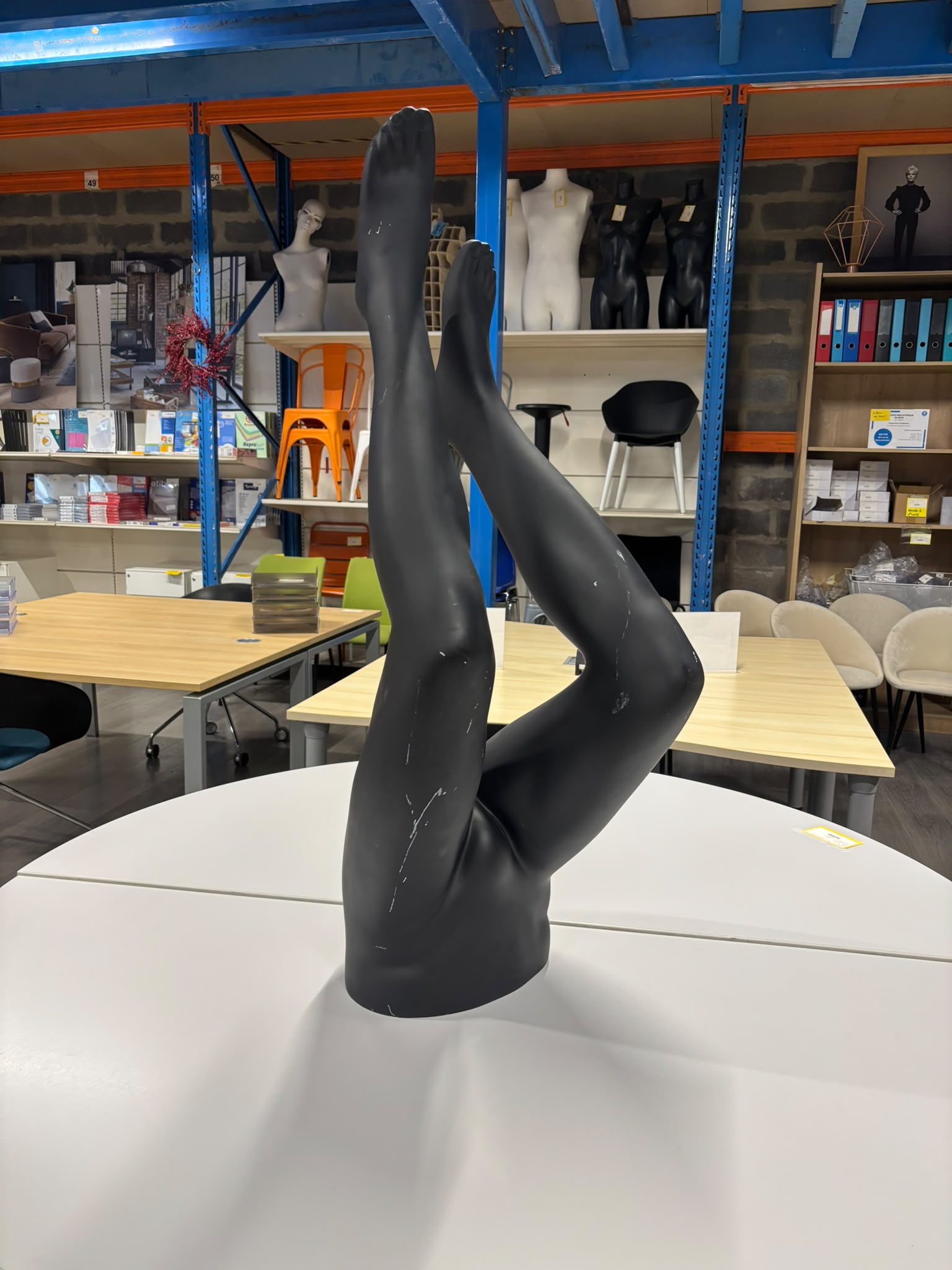 Jambe de présentation homme en fibre de verre noire – H107 cm