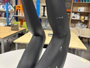 Jambe de présentation homme en fibre de verre noire – H107 cm