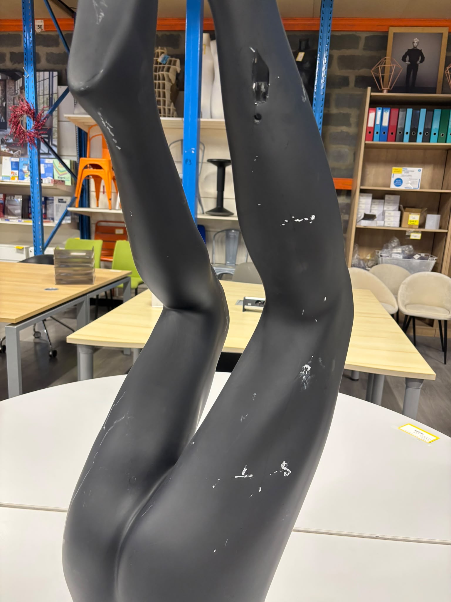 Jambe de présentation homme en fibre de verre noire – H107 cm