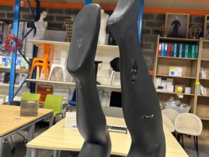Jambe de présentation homme en fibre de verre noire – H107 cm