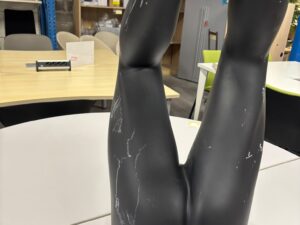 Jambe de présentation homme en fibre de verre noire – H107 cm