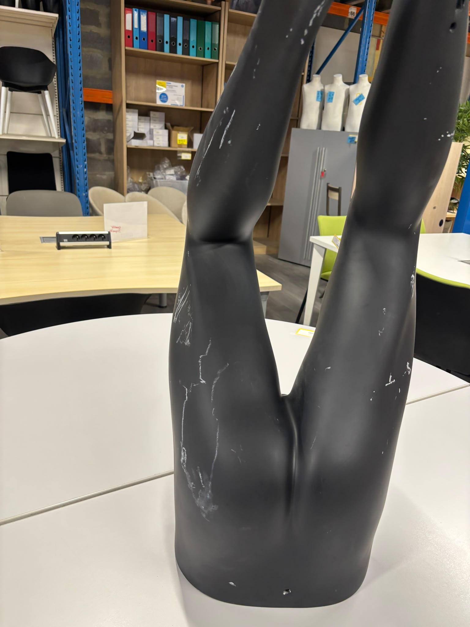 Jambe de présentation homme en fibre de verre noire – H107 cm