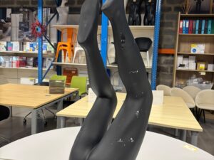 Jambe de présentation homme en fibre de verre noire – H107 cm