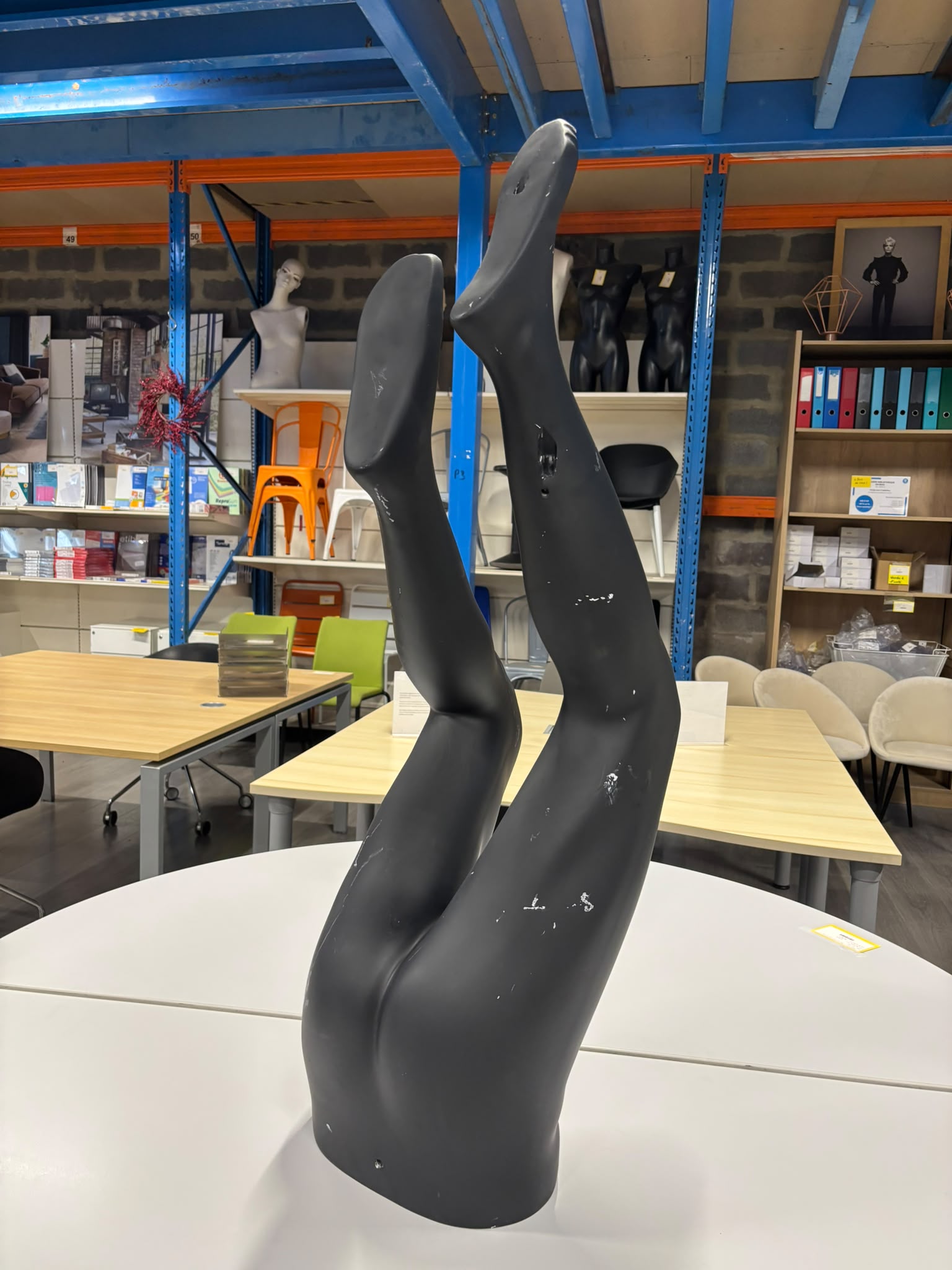Jambe de présentation homme en fibre de verre noire – H107 cm