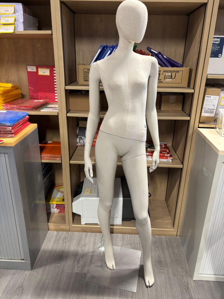 Mannequin femme complet avec habillage tissu beige – H180 cm