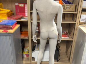 Mannequin femme complet avec habillage tissu beige – H180 cm