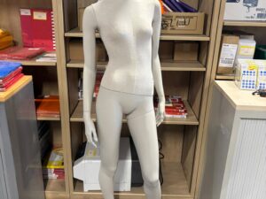 Mannequin femme complet avec habillage tissu beige – H180 cm