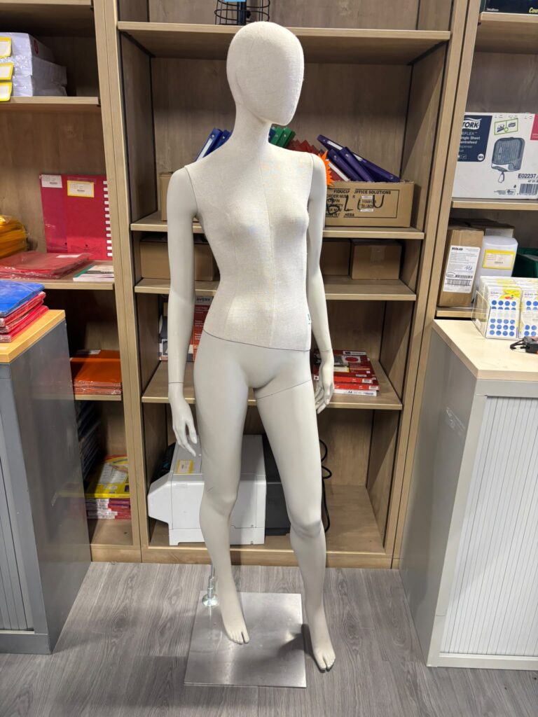 Mannequin femme complet avec habillage tissu beige – H180 cm