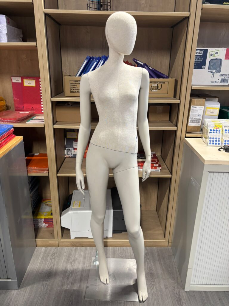 Mannequin femme complet avec habillage tissu beige – H180 cm
