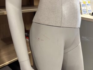 Mannequin femme complet avec habillage tissu beige – H180 cm