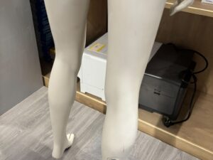 Mannequin femme complet avec habillage tissu beige – H180 cm