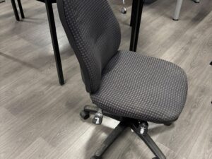 Chaise de bureau noire sur roulettes en tissu imprimé – H100 cm