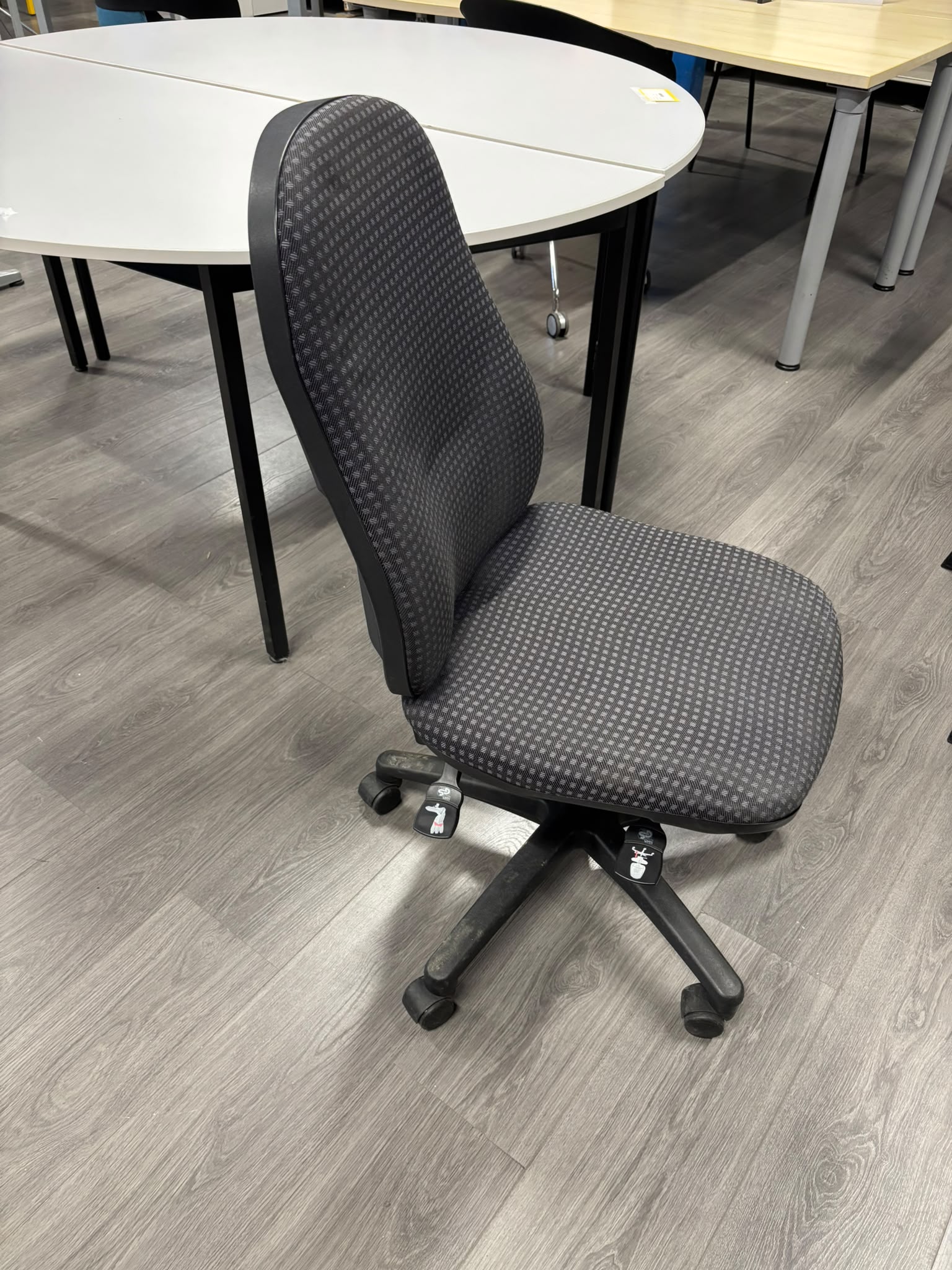 Chaise de bureau noire sur roulettes en tissu imprimé – H100 cm