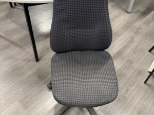 Chaise de bureau noire sur roulettes en tissu imprimé – H100 cm