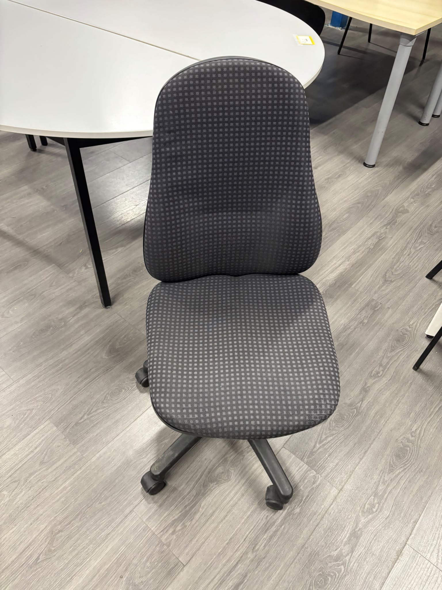 Chaise de bureau noire sur roulettes en tissu imprimé – H100 cm