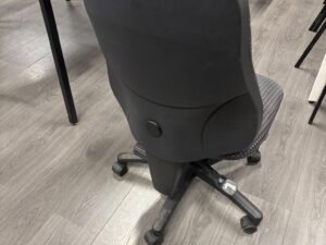 Chaise de bureau noire sur roulettes en tissu imprimé – H100 cm