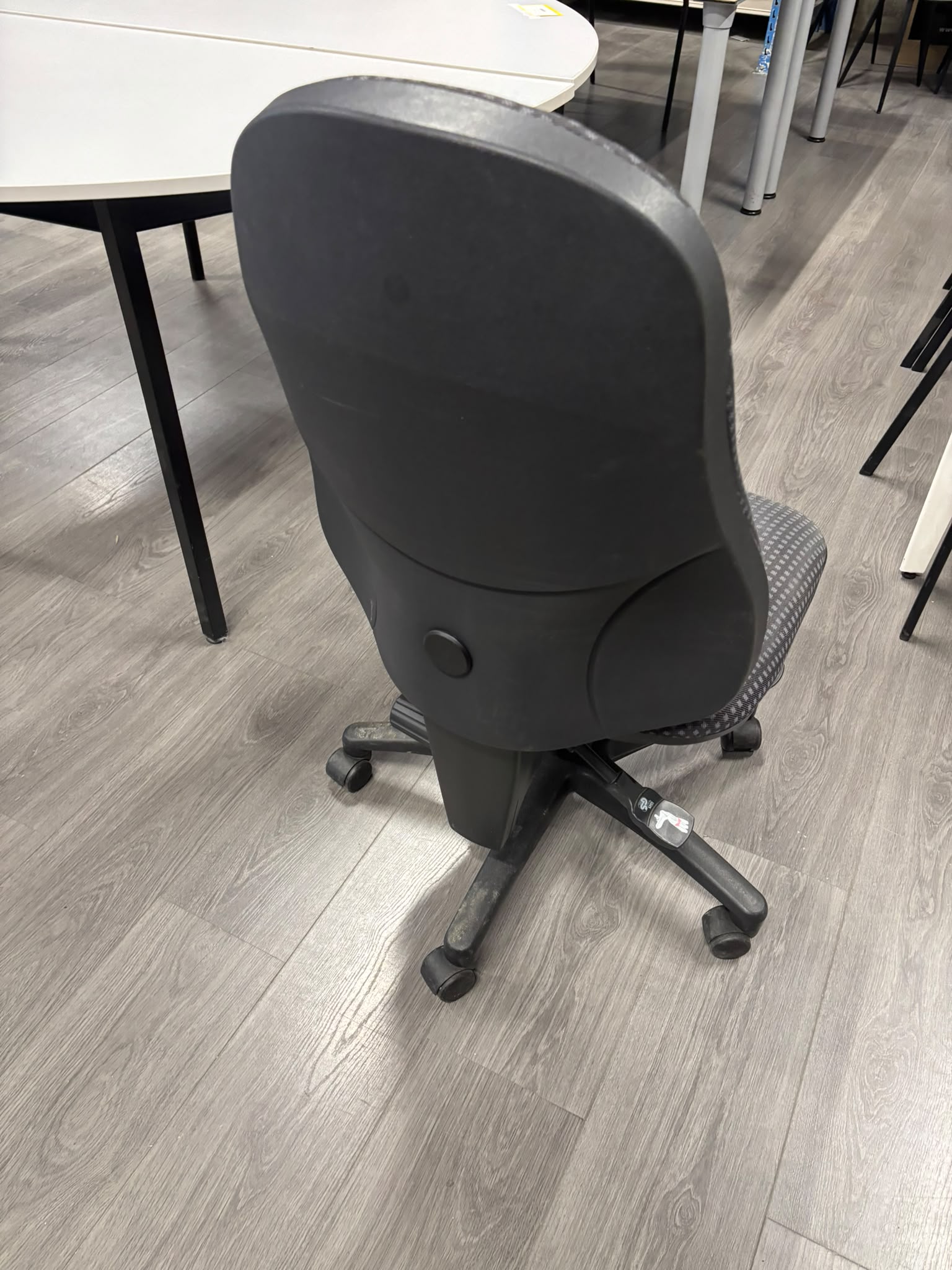 Chaise de bureau noire sur roulettes en tissu imprimé – H100 cm