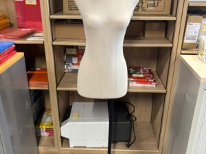 Buste de mannequin femme en tissu beige avec socle métallique réglable