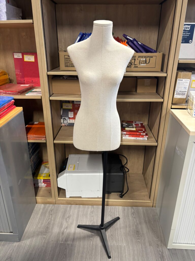 Buste de mannequin femme en tissu beige avec socle métallique réglable