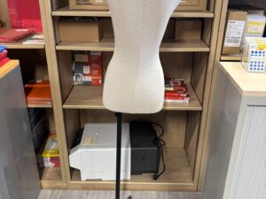 Buste de mannequin femme en tissu beige avec socle métallique réglable