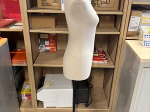 Buste de mannequin femme en tissu beige avec socle métallique réglable
