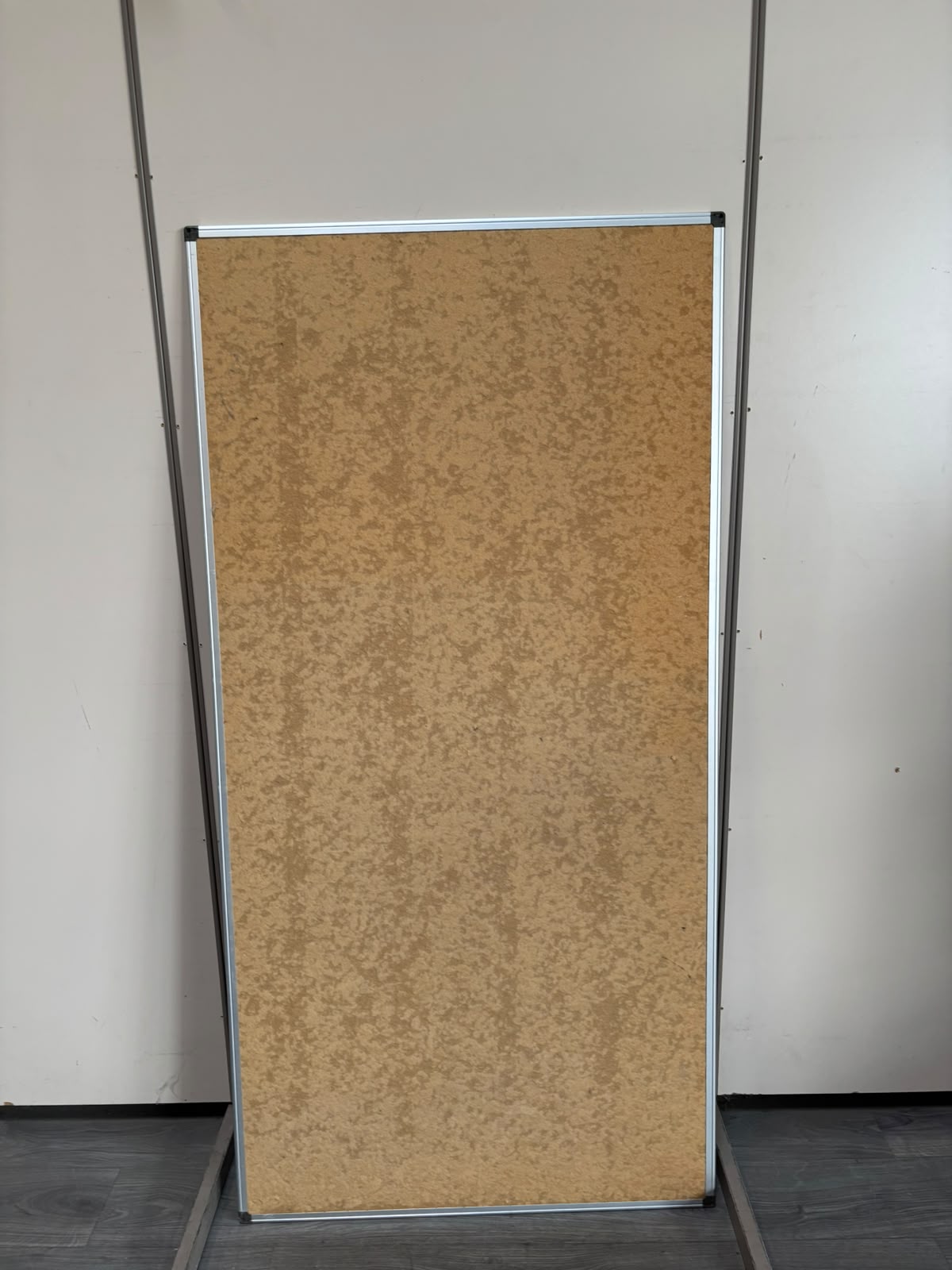 Tableau d’affichage en liège avec contour métallique gris – L180 × H90 cm