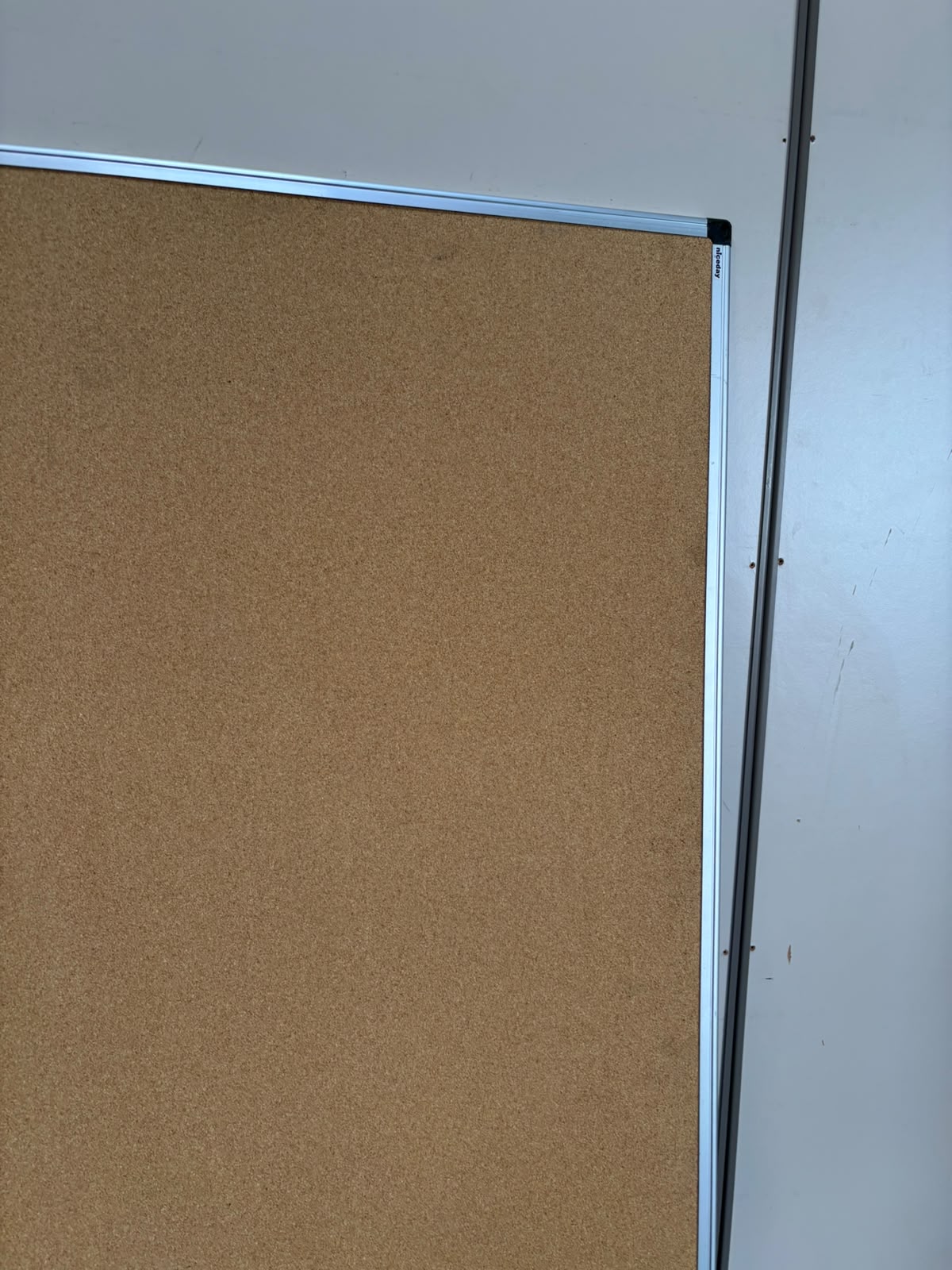 Tableau d’affichage en liège avec contour métallique gris – L180 × H90 cm
