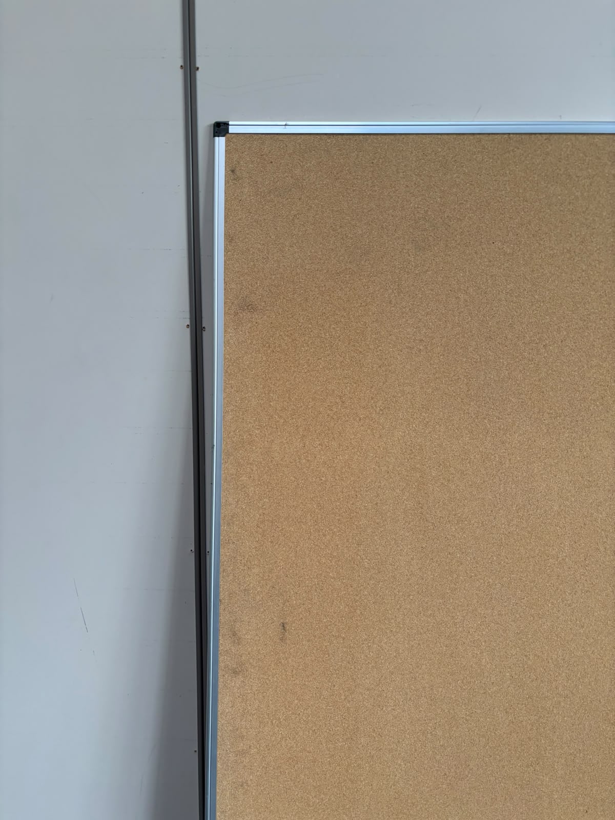 Tableau d’affichage en liège avec contour métallique gris – L180 × H90 cm