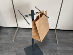 Présentoir porte-sacs métallique à 4 bras – H94,5 cm
