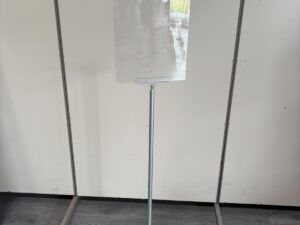 Présentoir porte-affichage avec tablette en plexiglas – H151,5 cm