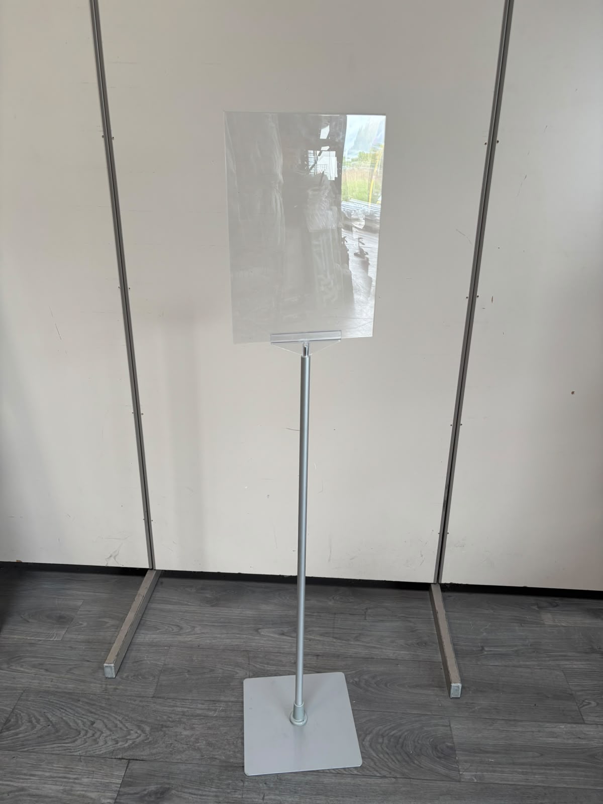 Présentoir porte-affichage avec tablette en plexiglas – H151,5 cm