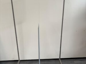 Présentoir porte-affichage avec tablette en plexiglas – H151,5 cm
