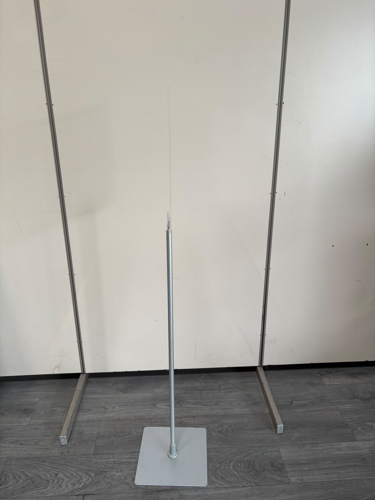 Présentoir porte-affichage avec tablette en plexiglas – H151,5 cm