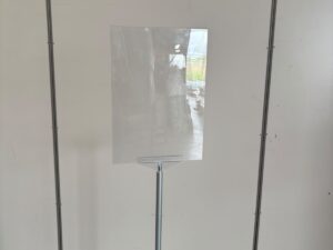 Présentoir porte-affichage avec tablette en plexiglas – H151,5 cm