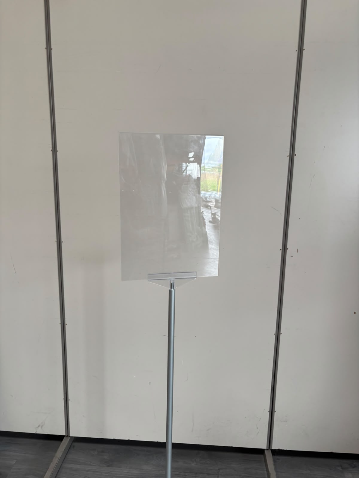 Présentoir porte-affichage avec tablette en plexiglas – H151,5 cm