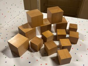 Lot de 14 cubes de présentation en bois marron