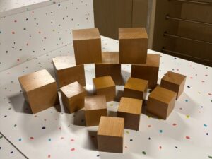 Lot de 14 cubes de présentation en bois marron