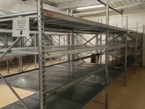 Lot de 4 racks métalliques gris avec tablettes – L7,79 m