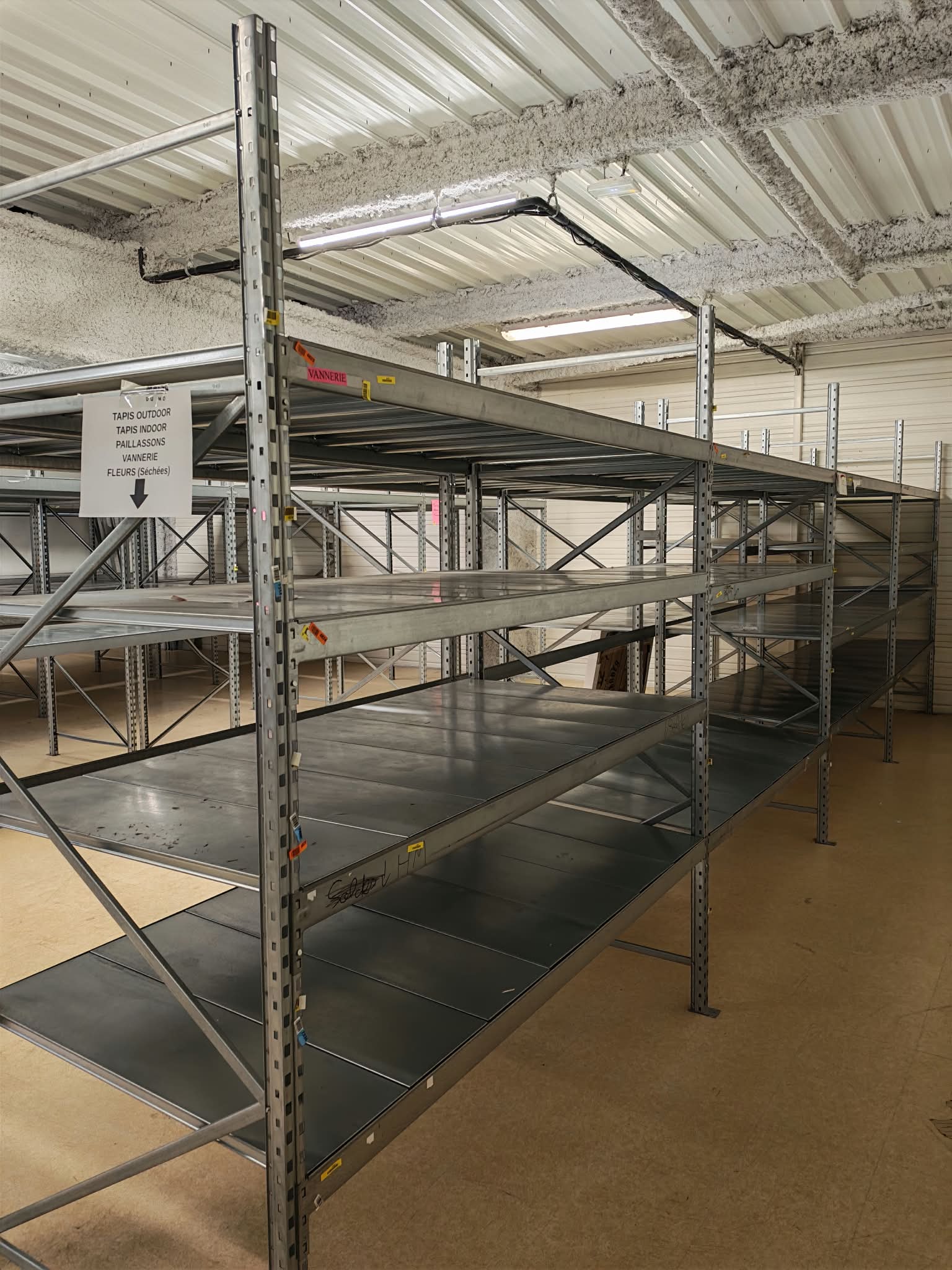 Lot de 4 racks métalliques gris avec tablettes – L7,79 m