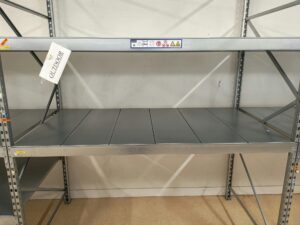 Lot de 4 racks métalliques gris avec tablettes – L7,79 m