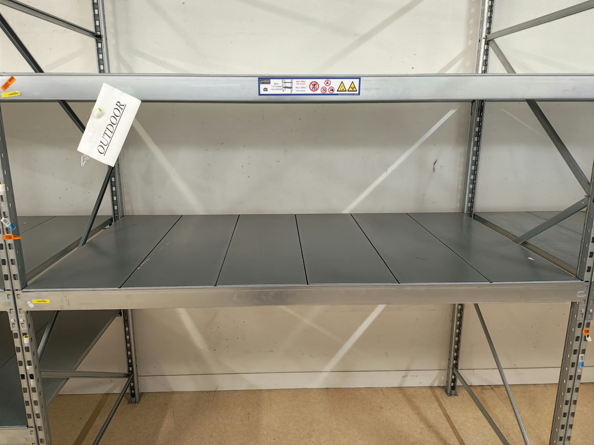 Lot de 4 racks métalliques gris avec tablettes – L7,79 m