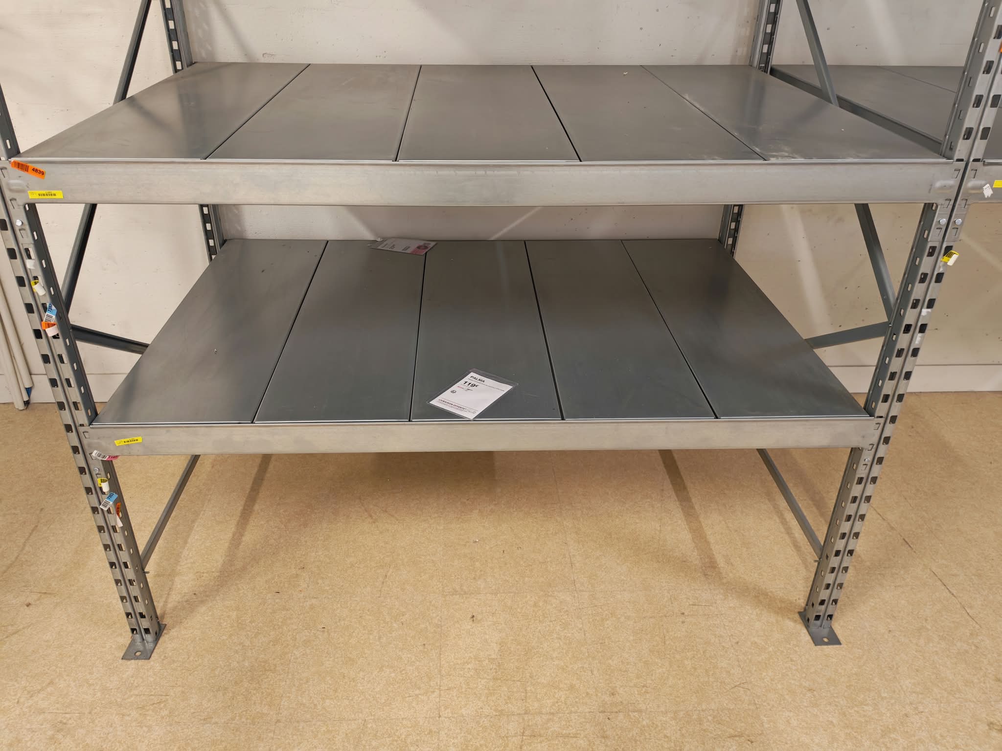 Lot de 4 racks métalliques gris avec tablettes – L7,79 m